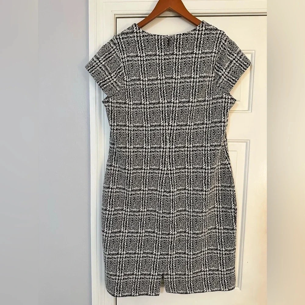 Michael Kors Black & white v-neck, cap sleeve dress. Plus size 0X- see sz chart